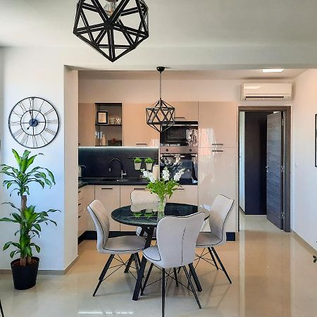 Enjoy Pula - New Apt With Terrace And Free Parking Garage Buitenkant foto