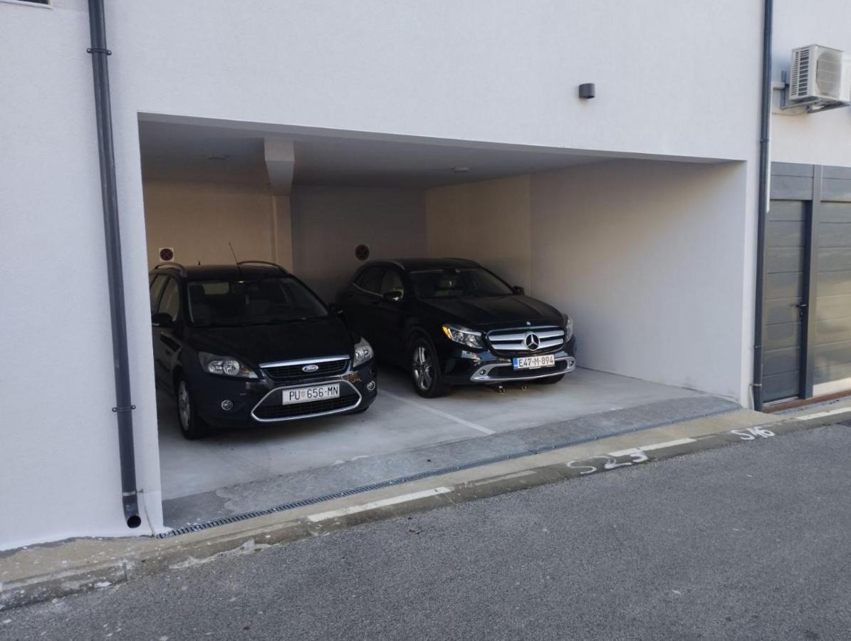 Enjoy Pula - New Apt With Terrace And Free Parking Garage Buitenkant foto