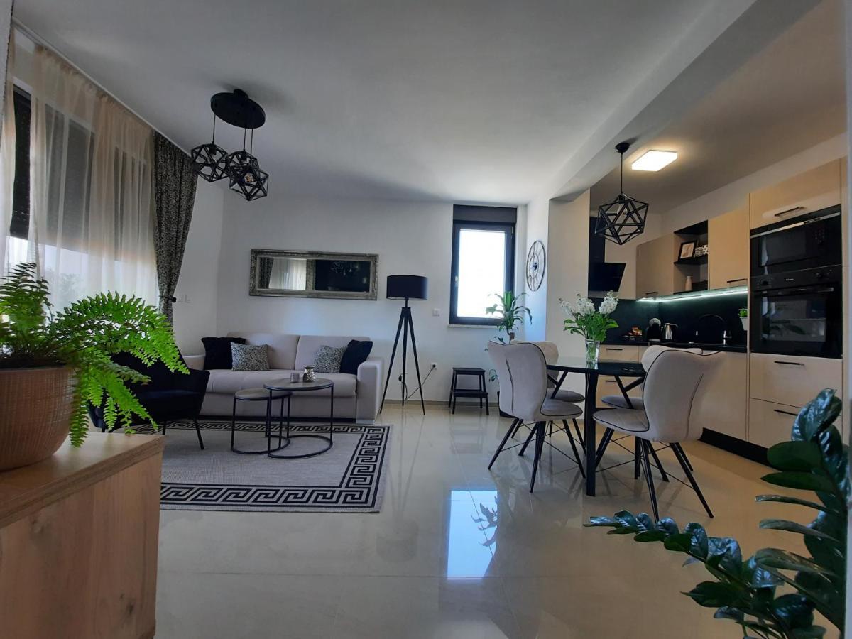 Enjoy Pula - New Apt With Terrace And Free Parking Garage Buitenkant foto