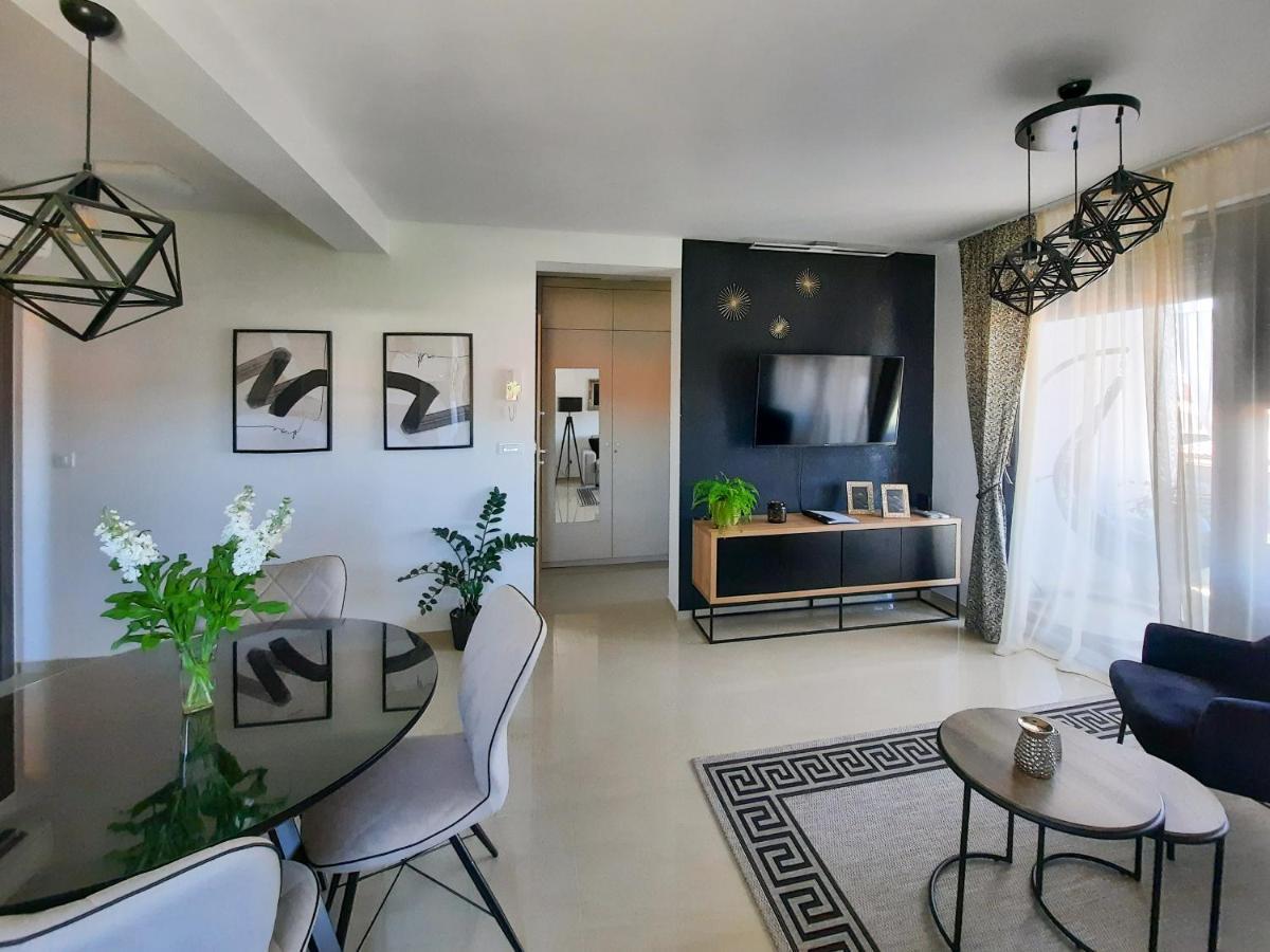 Enjoy Pula - New Apt With Terrace And Free Parking Garage Buitenkant foto