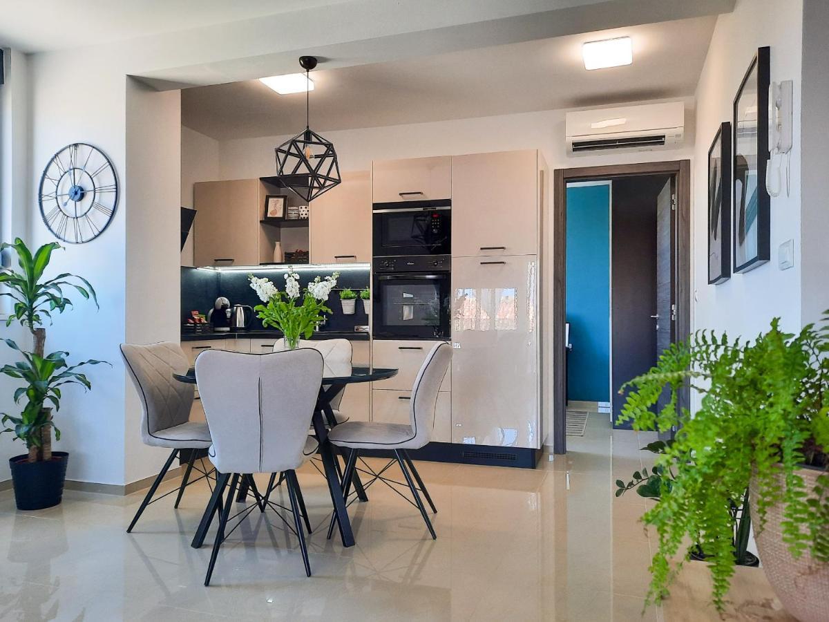 Enjoy Pula - New Apt With Terrace And Free Parking Garage Buitenkant foto