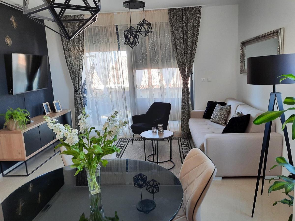 Enjoy Pula - New Apt With Terrace And Free Parking Garage Buitenkant foto