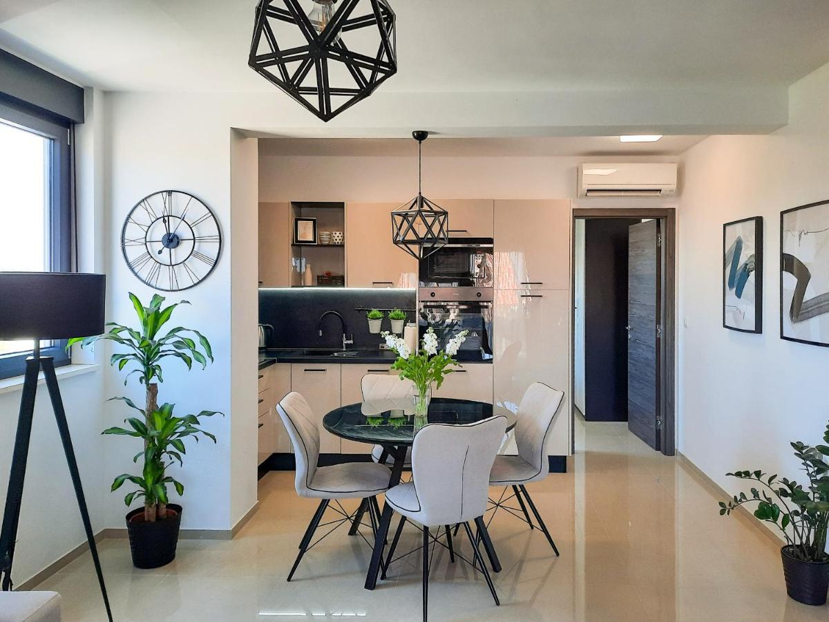 Enjoy Pula - New Apt With Terrace And Free Parking Garage Buitenkant foto
