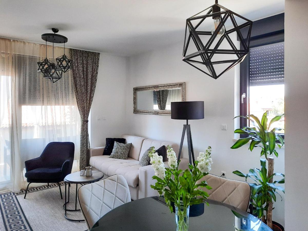 Enjoy Pula - New Apt With Terrace And Free Parking Garage Buitenkant foto