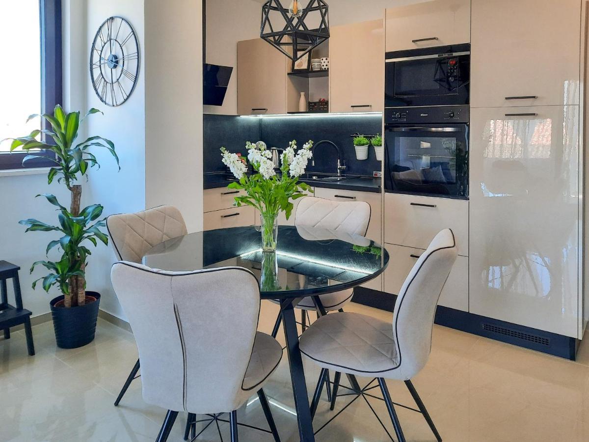 Enjoy Pula - New Apt With Terrace And Free Parking Garage Buitenkant foto
